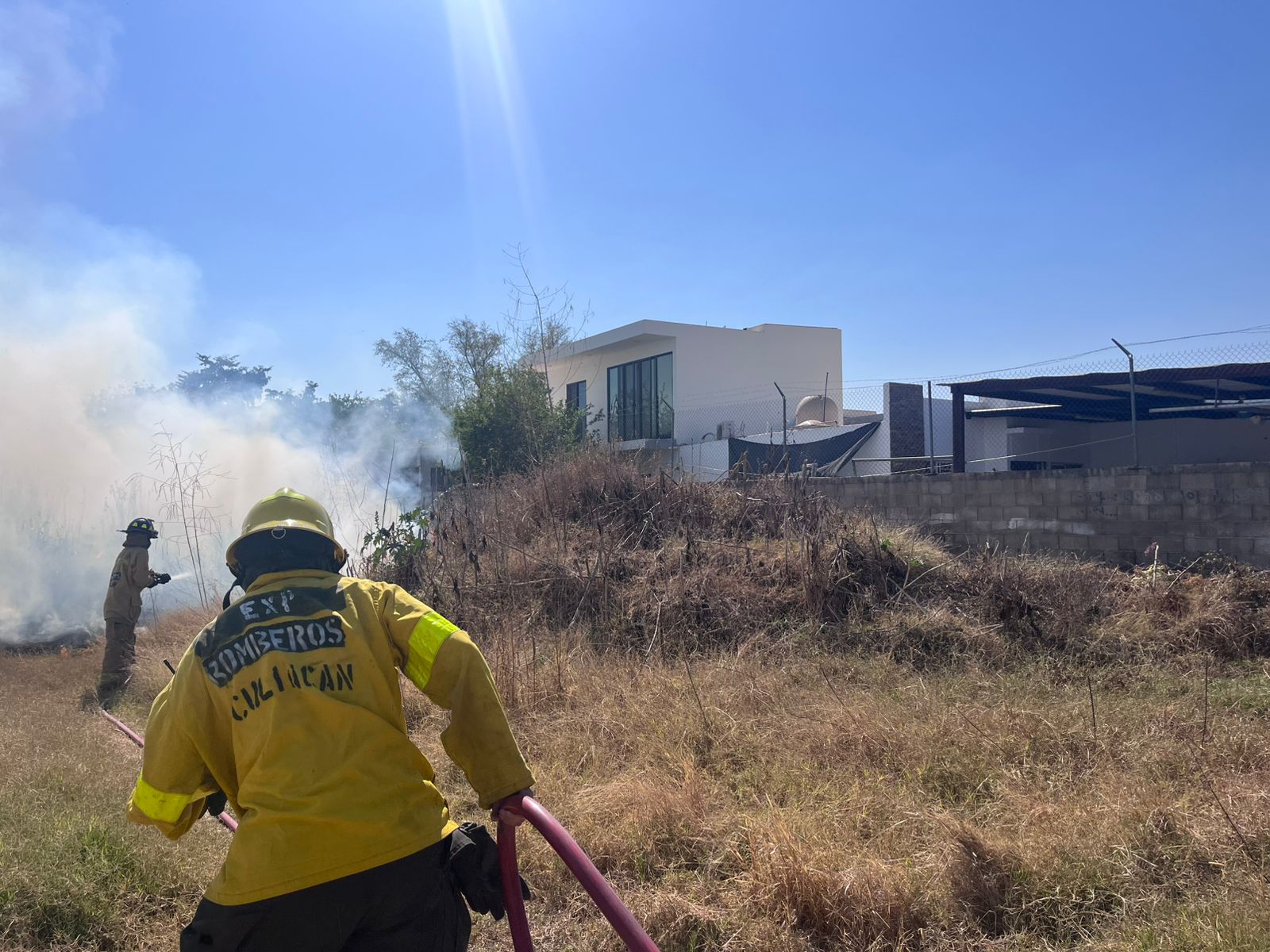 Incendio de maleza en Valle Alto, Culiacán, estuvo a punto de salirse de control