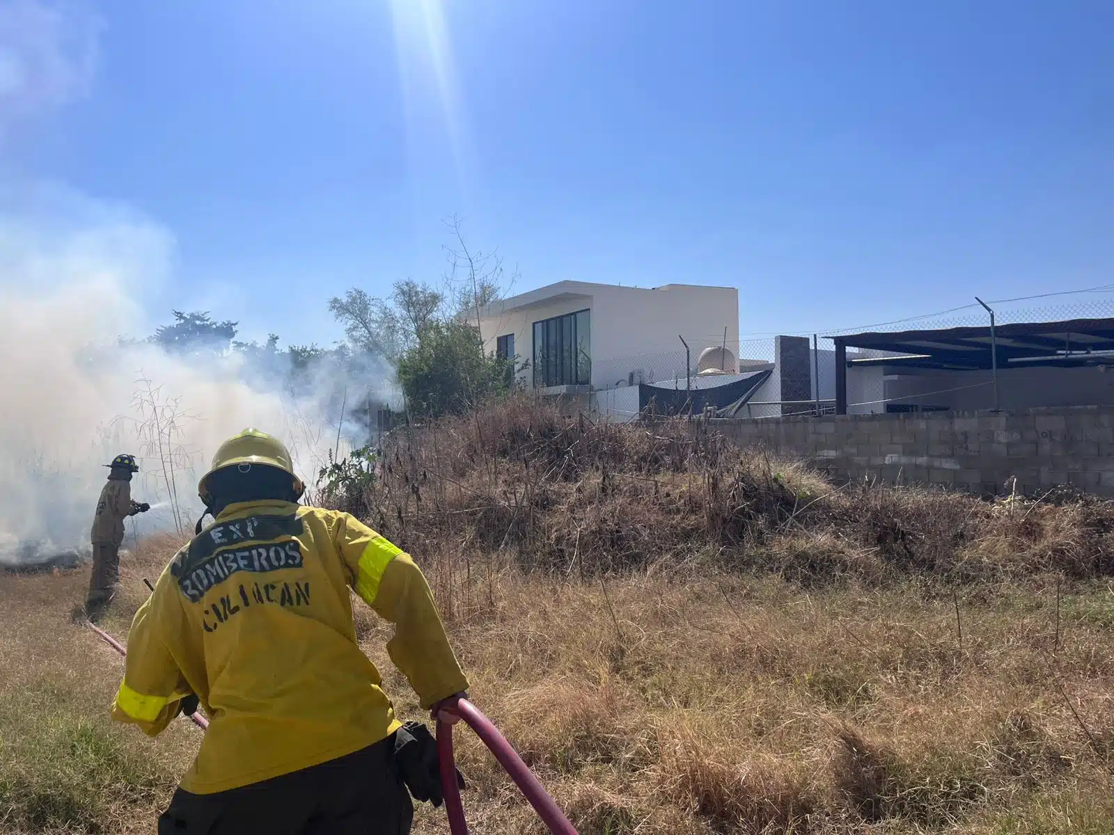 Incendio de maleza en Valle Alto, Culiacán, estuvo a punto de salirse de control