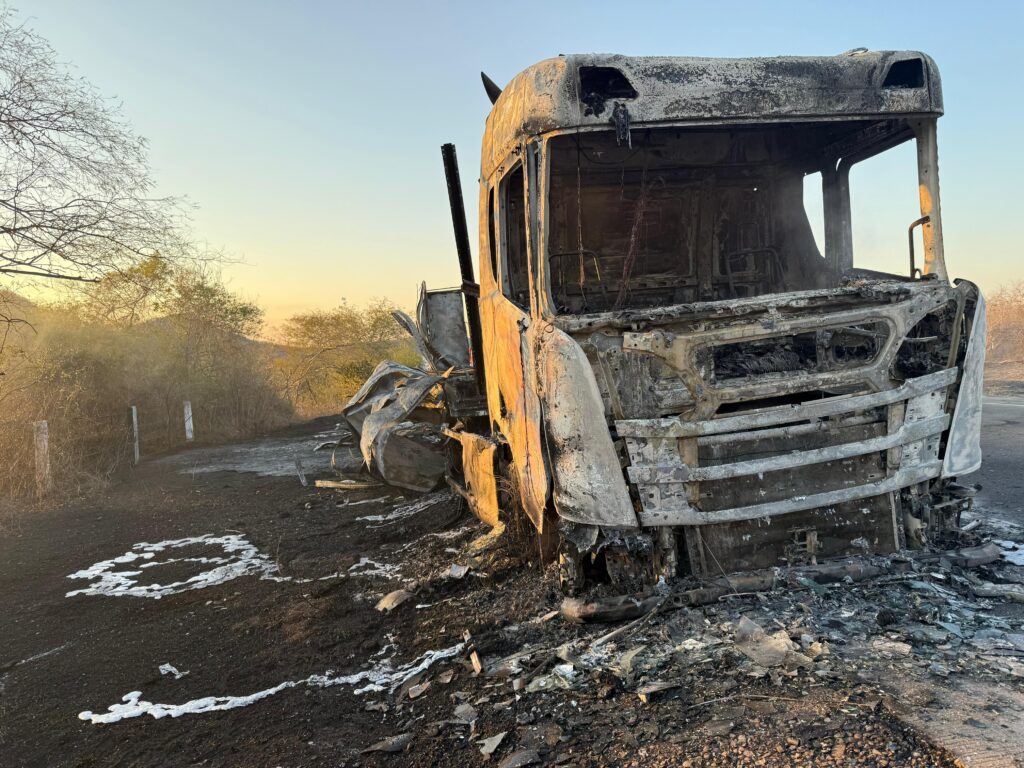 Restos del tráiler tras el incendio