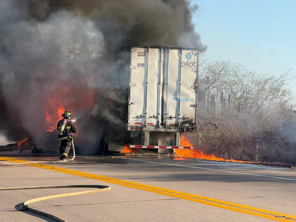 Bomberos intentan apagar el fuego