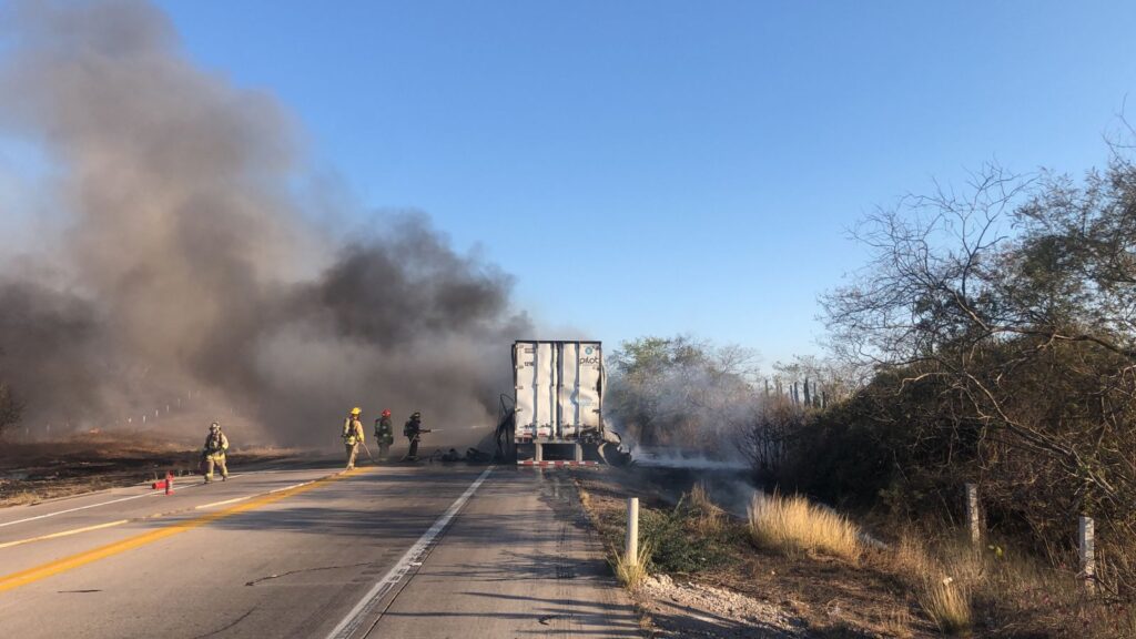 Bomberos intentan apagar el fuego