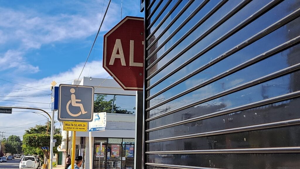 Restaurante obstruye un señalamiento vial