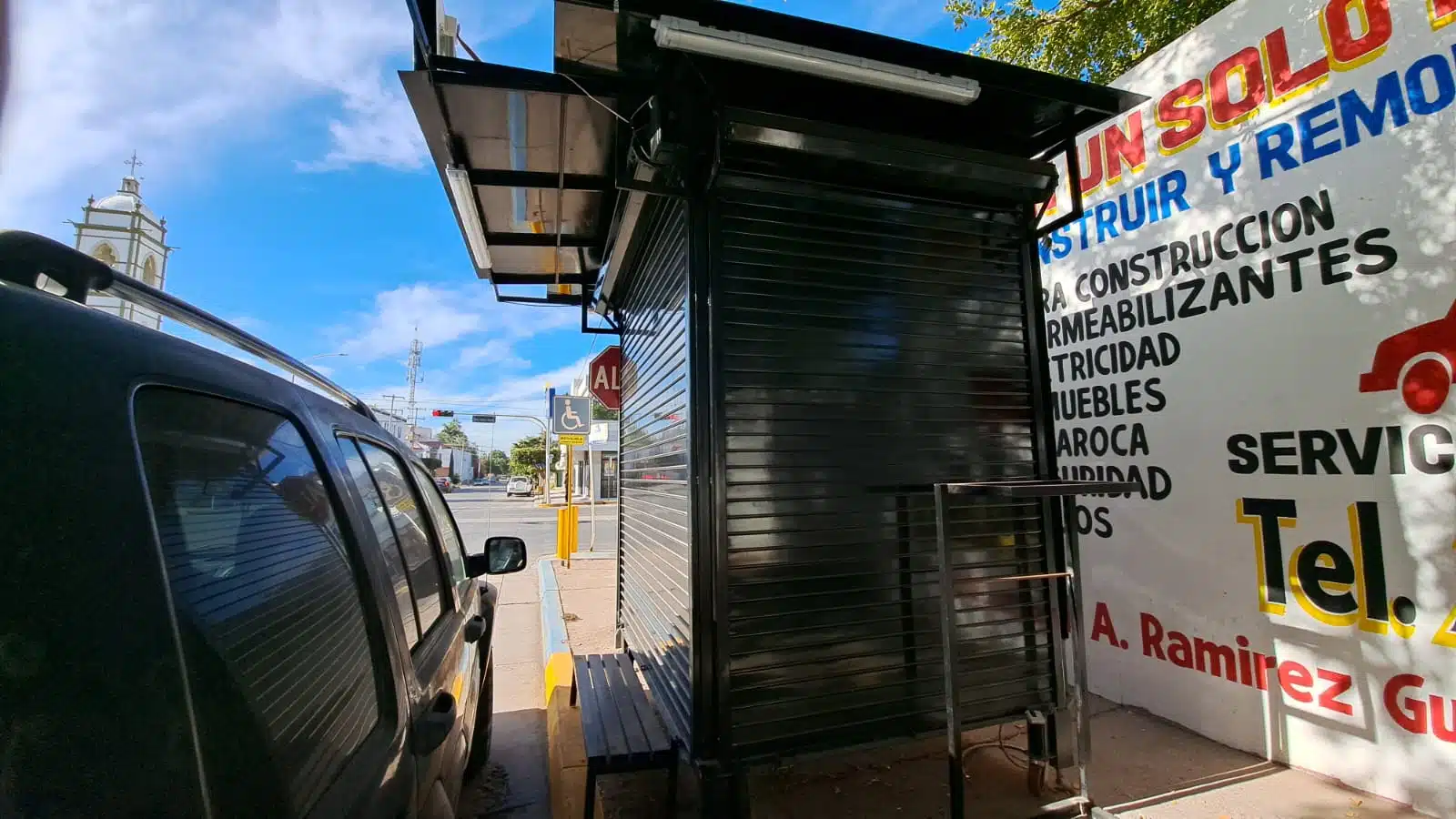 Restaurante obstruye un señalamiento vial