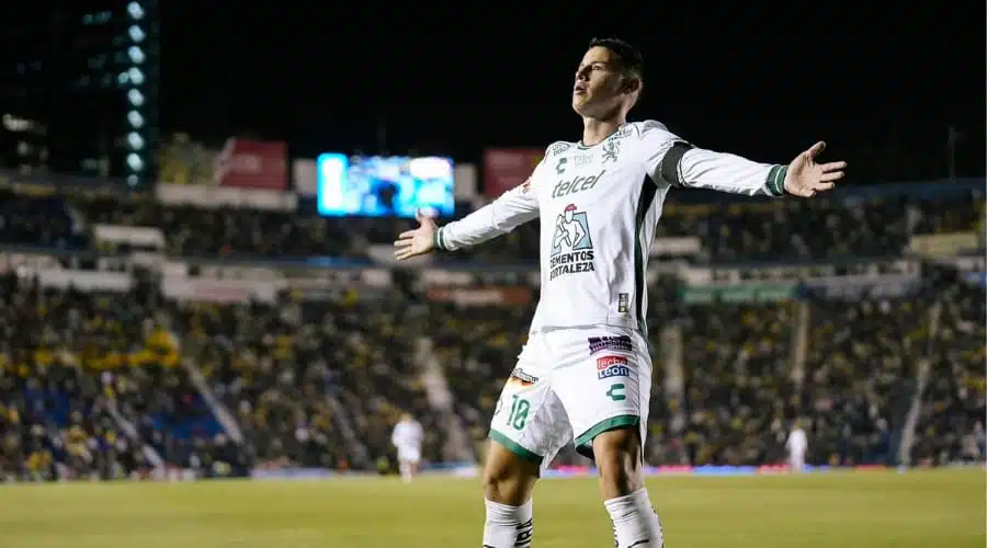 James Rodríguez alza los brazos en el campo de futbol