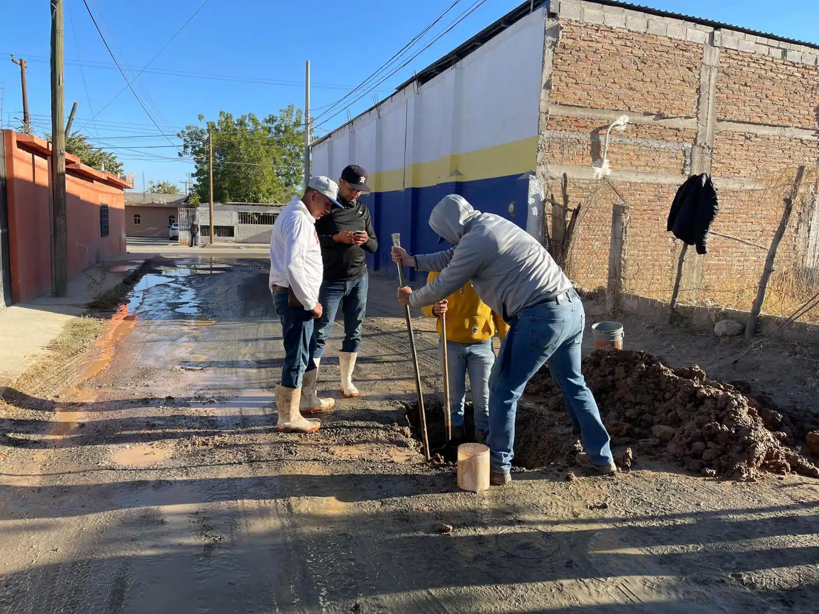 Personal de Japaf reparando la fuga.