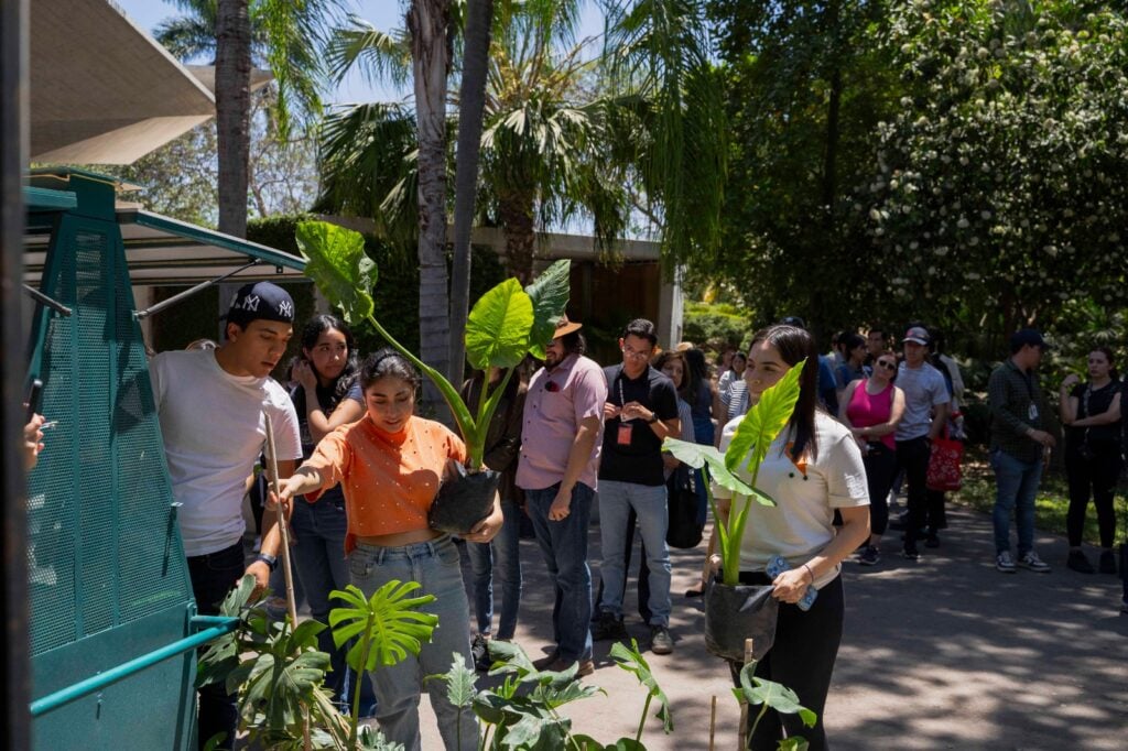 Personas asistiendo al Jardín Botánico Culiacán.