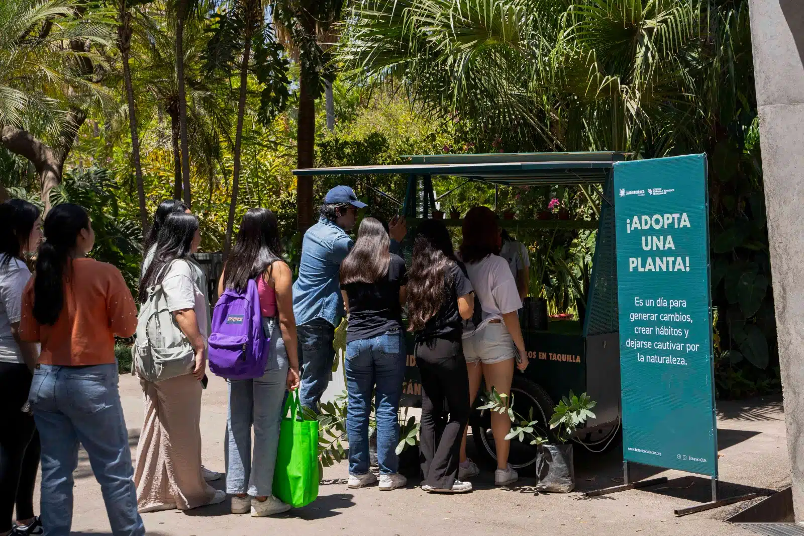 Visitantes haciendo fila para adoptar una planta en el Jardín Botánico Culiacán.