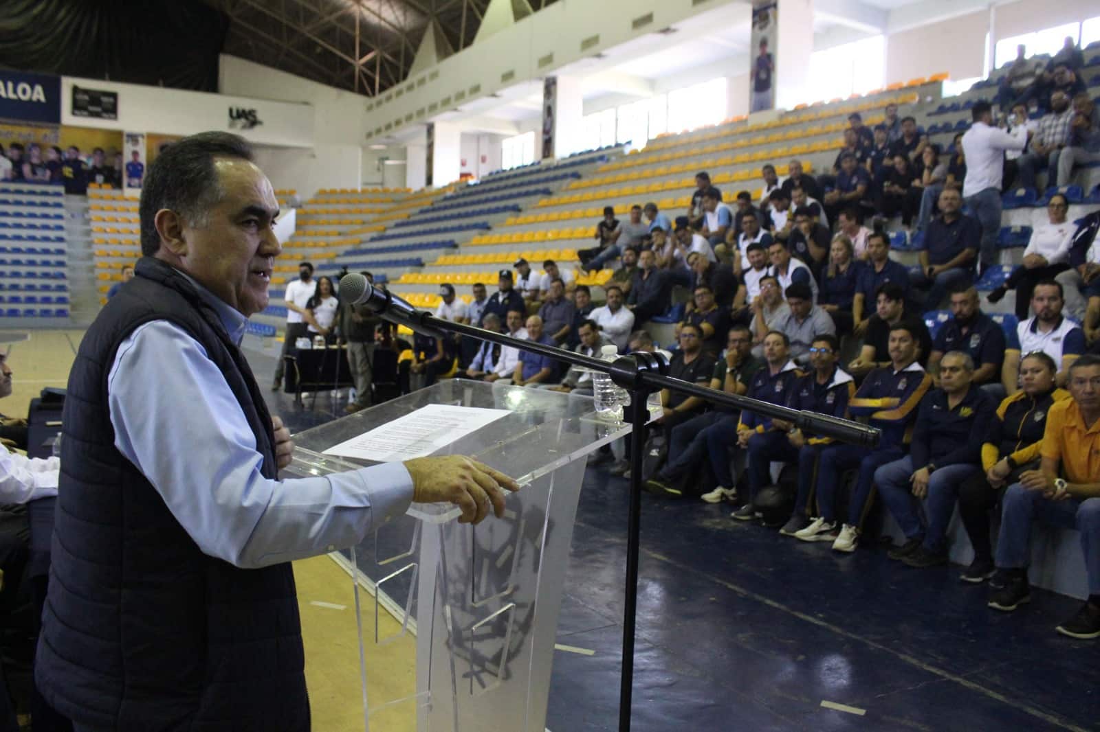 Jesús Madueña frente a estudiantes de la UAS