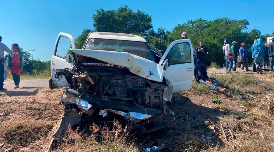 Camioneta dañada tras choque en Escuinapa