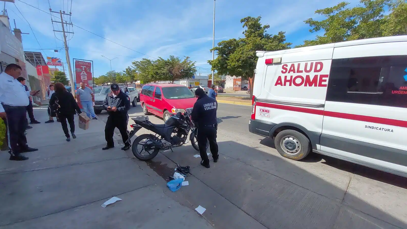 Joven motociclista terminó en un hospital después de comprar tacos de a vapor