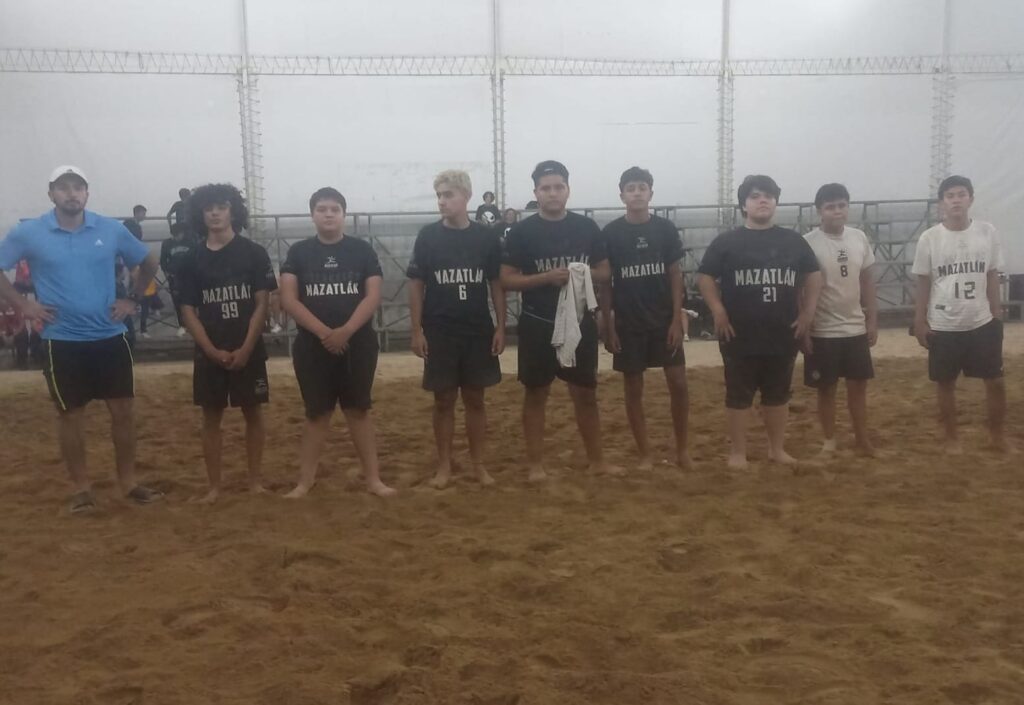 Equipo mazatleco de handball de playa.