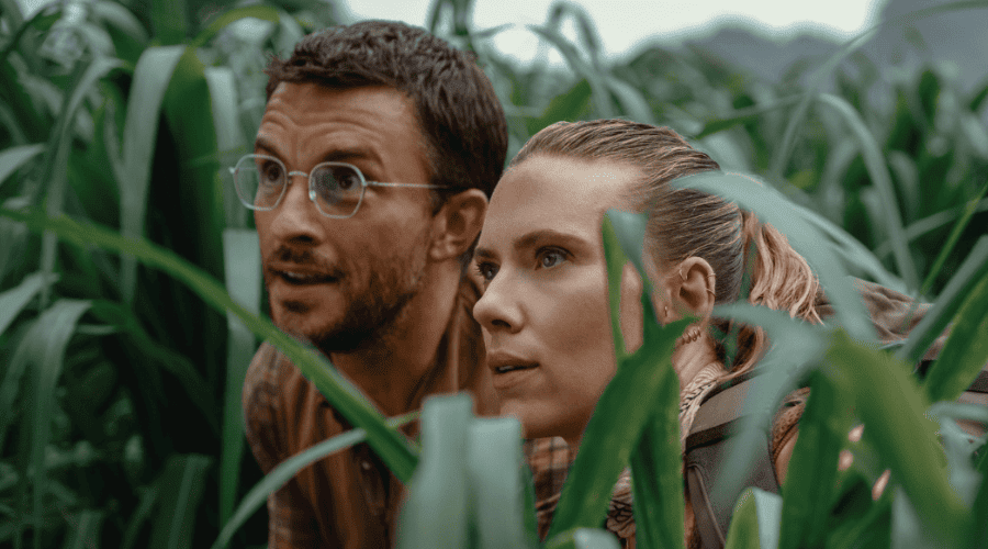 Scarlett Johansson y Jonathan Bailey en Jurassic World Rebirth.