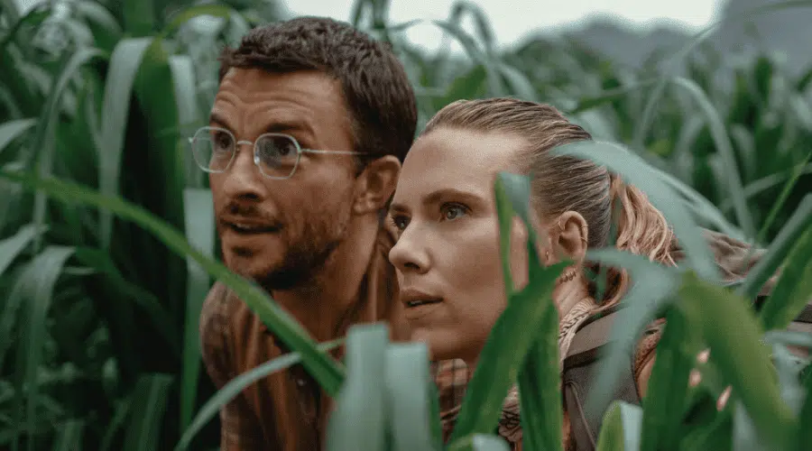 Scarlett Johansson y Jonathan Bailey en Jurassic World Rebirth.