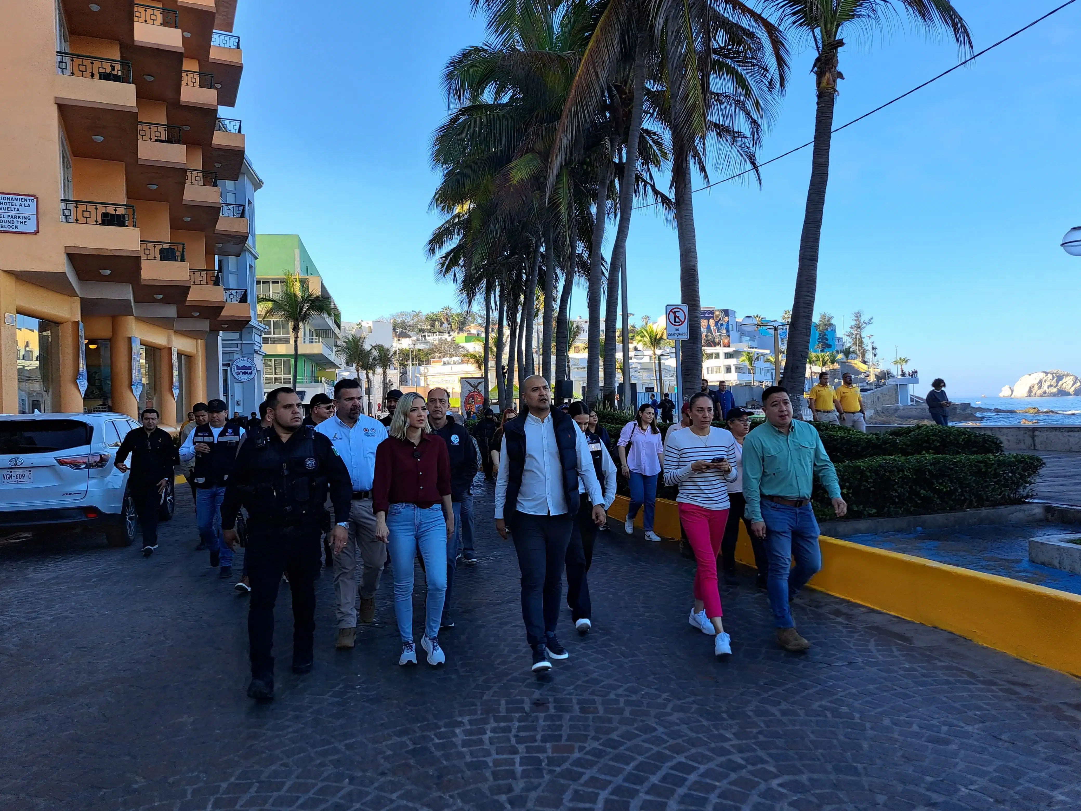 La presidenta municipal haciendo un recorrido por mazatlán