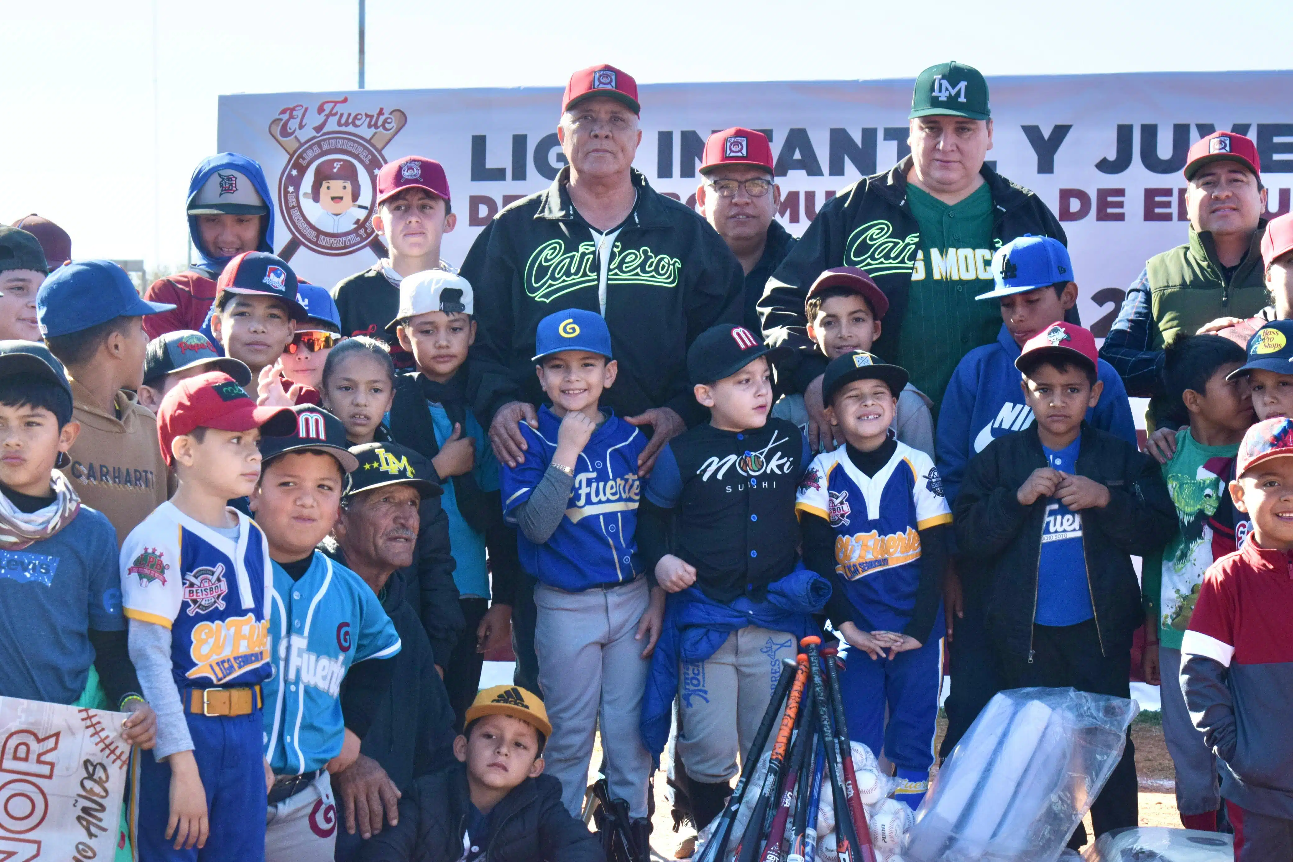 Alcalde Gildardo Leyva junto a los peloteritos participantes de la Liga de Beisbol Infantil y Juvenil Municipal temporada 2025.