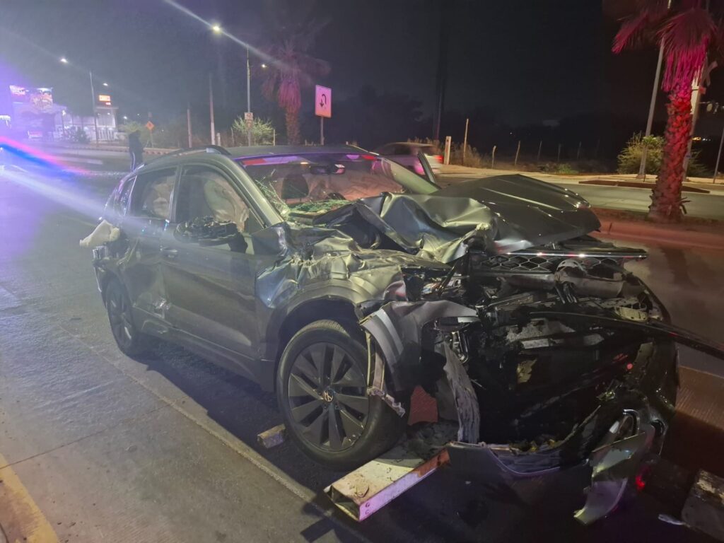 Localizan camioneta abandonada y chocada en el bulevar Arjona, Culiacán