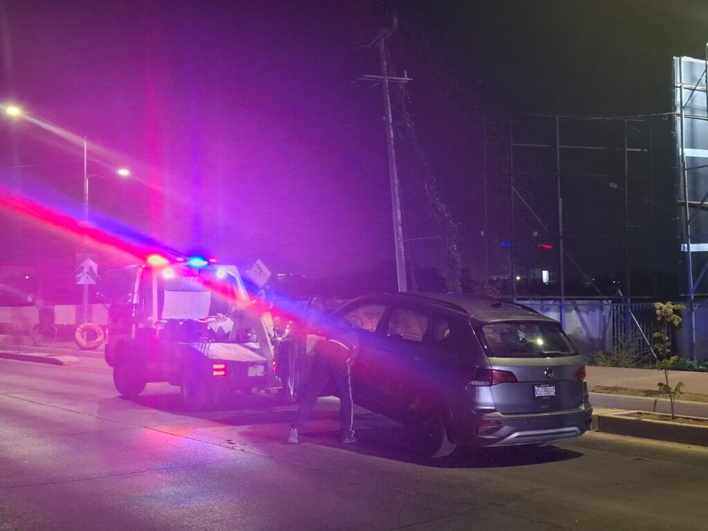 Localizan camioneta abandonada y chocada en el bulevar Arjona, Culiacán