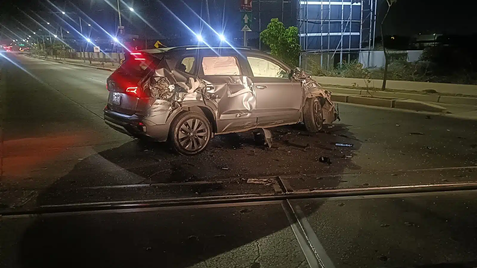 Localizan camioneta abandonada y chocada en el bulevar Arjona, Culiacán