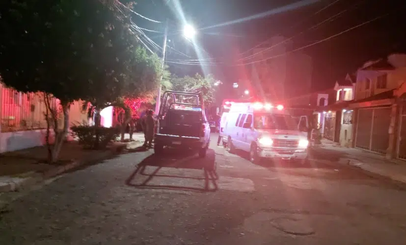 Policías y paramédicos de Mazatlán al exterior de un departamento