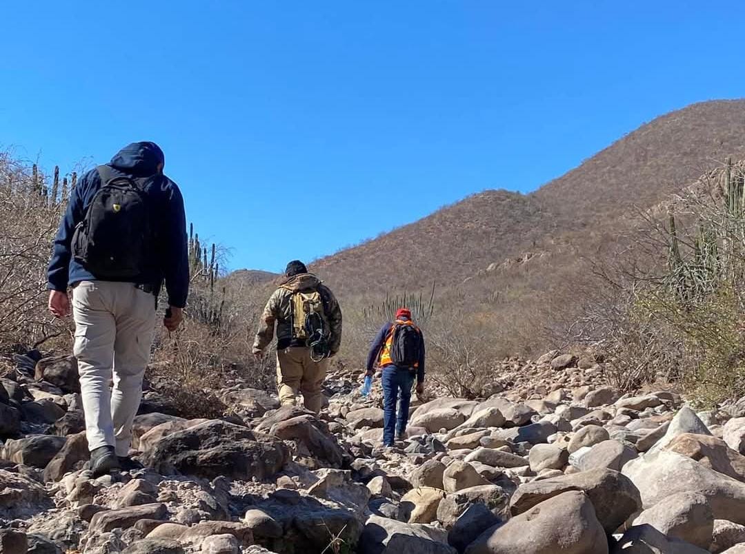 Localizan un cuerpo sin vida cerca de un camino que lleva a Lázaro Cárdenas en Juan José Ríos