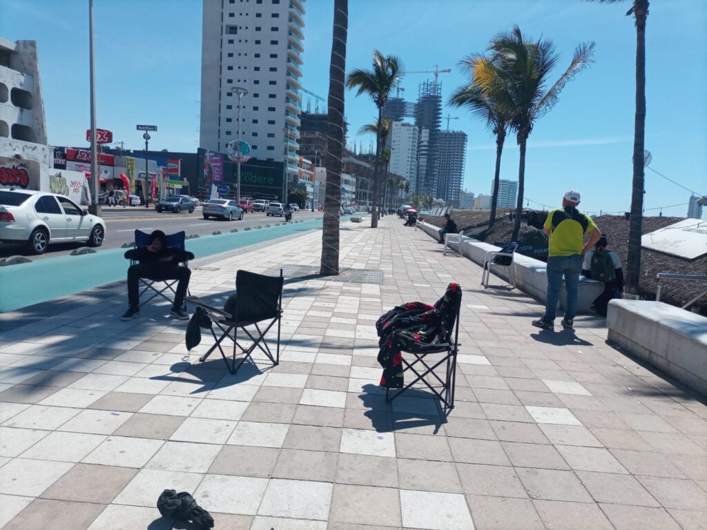 Sillas colocadas en el malecón para apartar lugares.