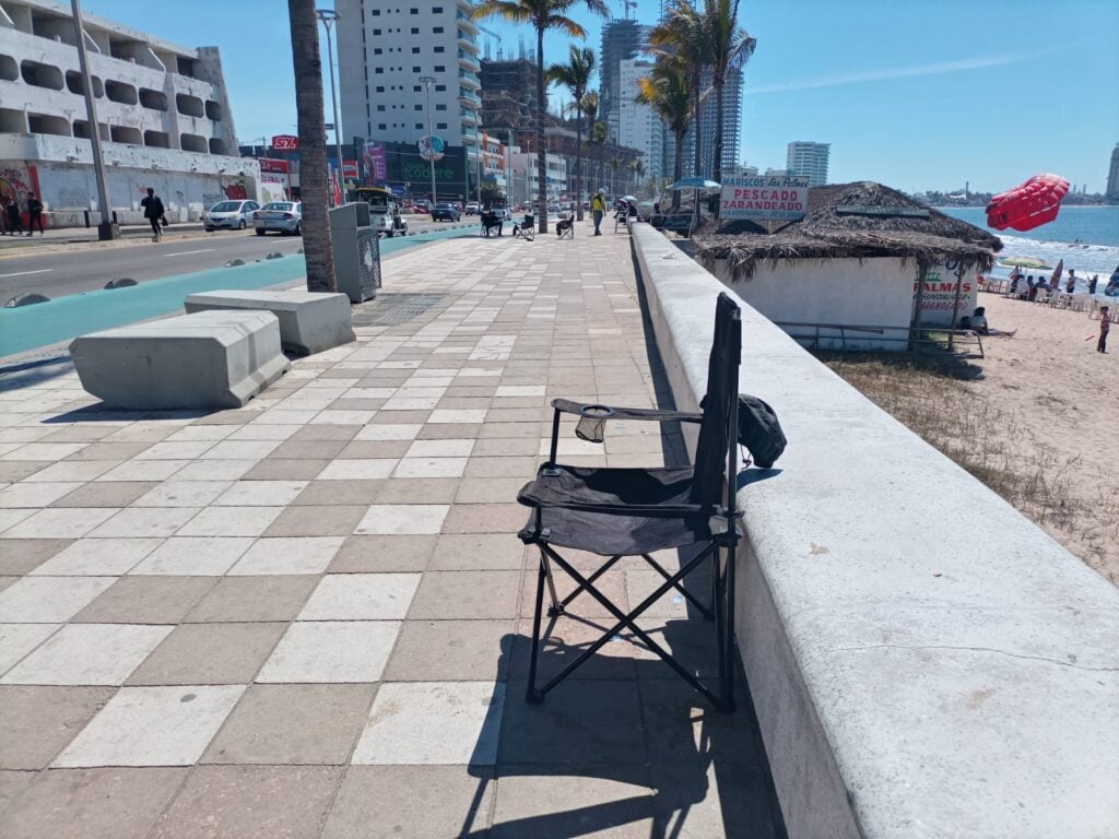 Sillas colocadas en el malecón para apartar lugares.