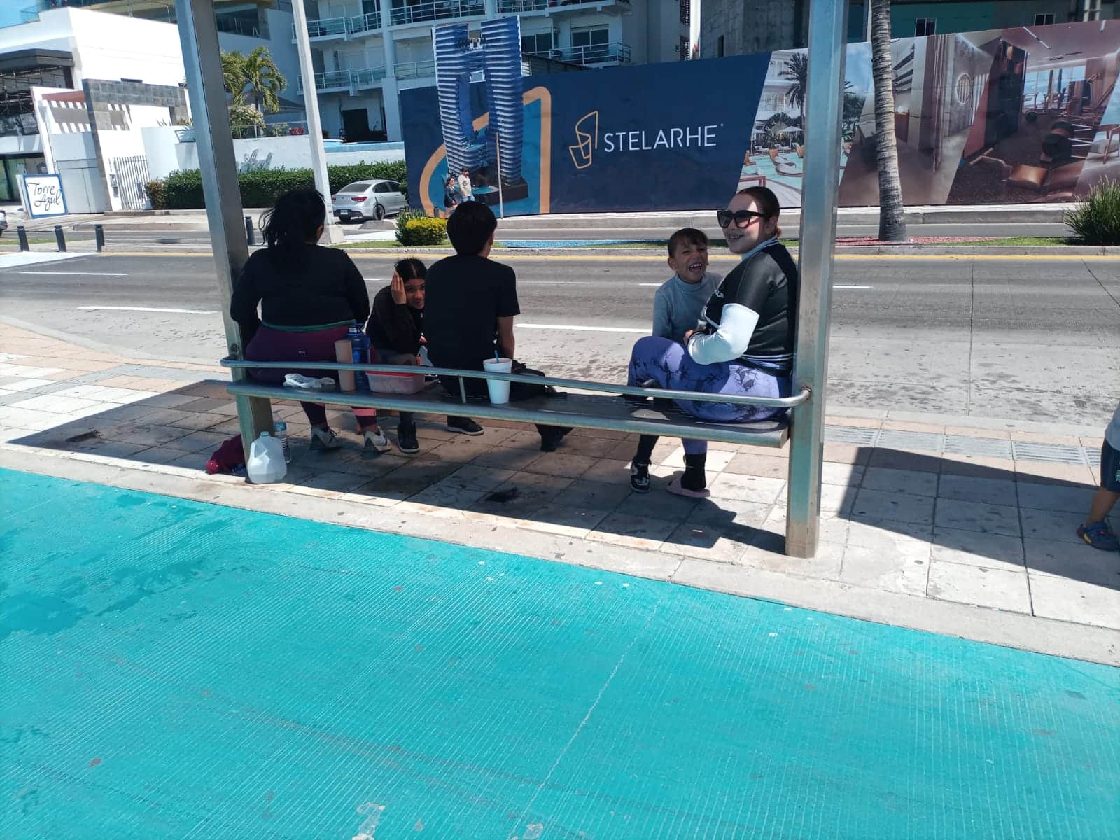Personas apartando su lugar para disfrutar del desfile del Carnaval de Mazatlán.