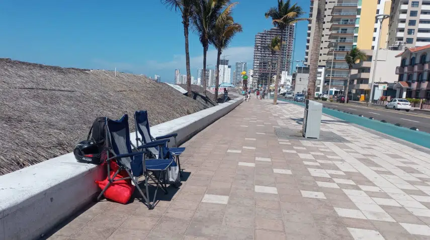 Personas apartan lugares para el desfile del Carnaval de Mazatlán