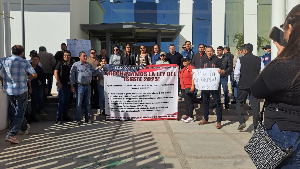 Maestros se manifiestan en Guasave en rechazo a la reforma a la Ley del Issste 2025.