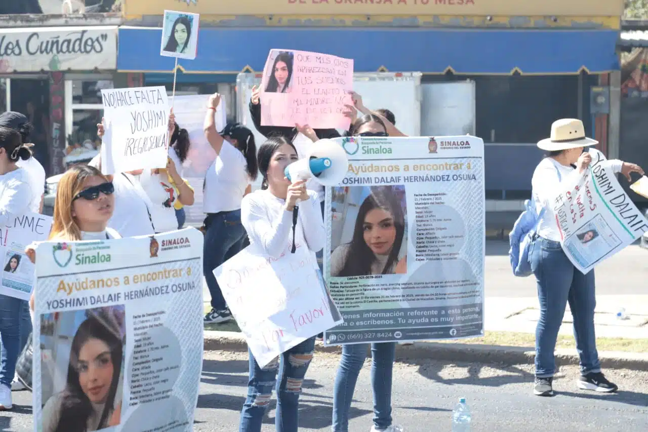 Familiares de Yoshimi Dalaif manifestándose en el crucero de la colonia Urías.