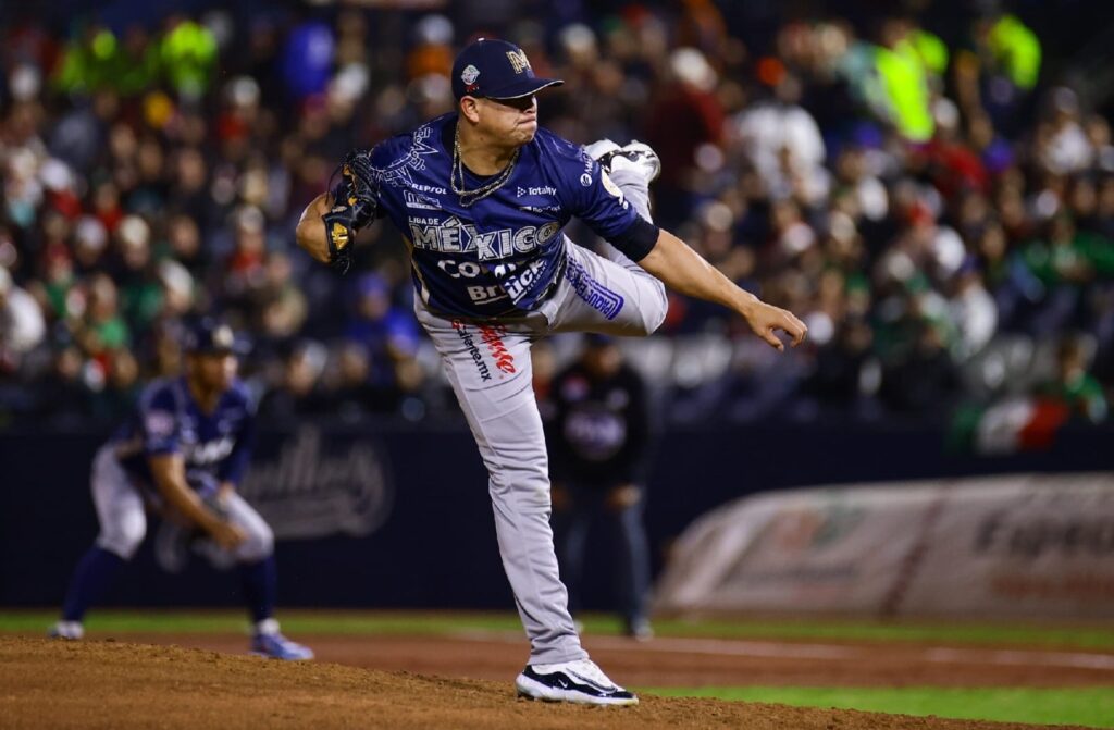 Manny Bañuelos lanzando una pelota