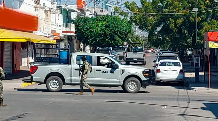 Elementos de la marina realizando cateo en domicilio de Mazatlán