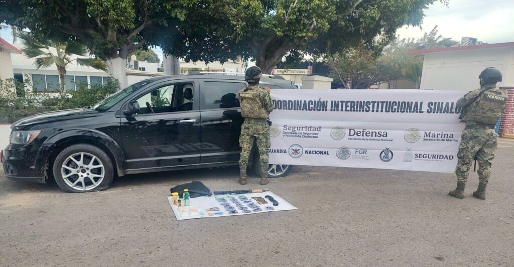 Camioneta asegurada en la que se encontró armamento y droga