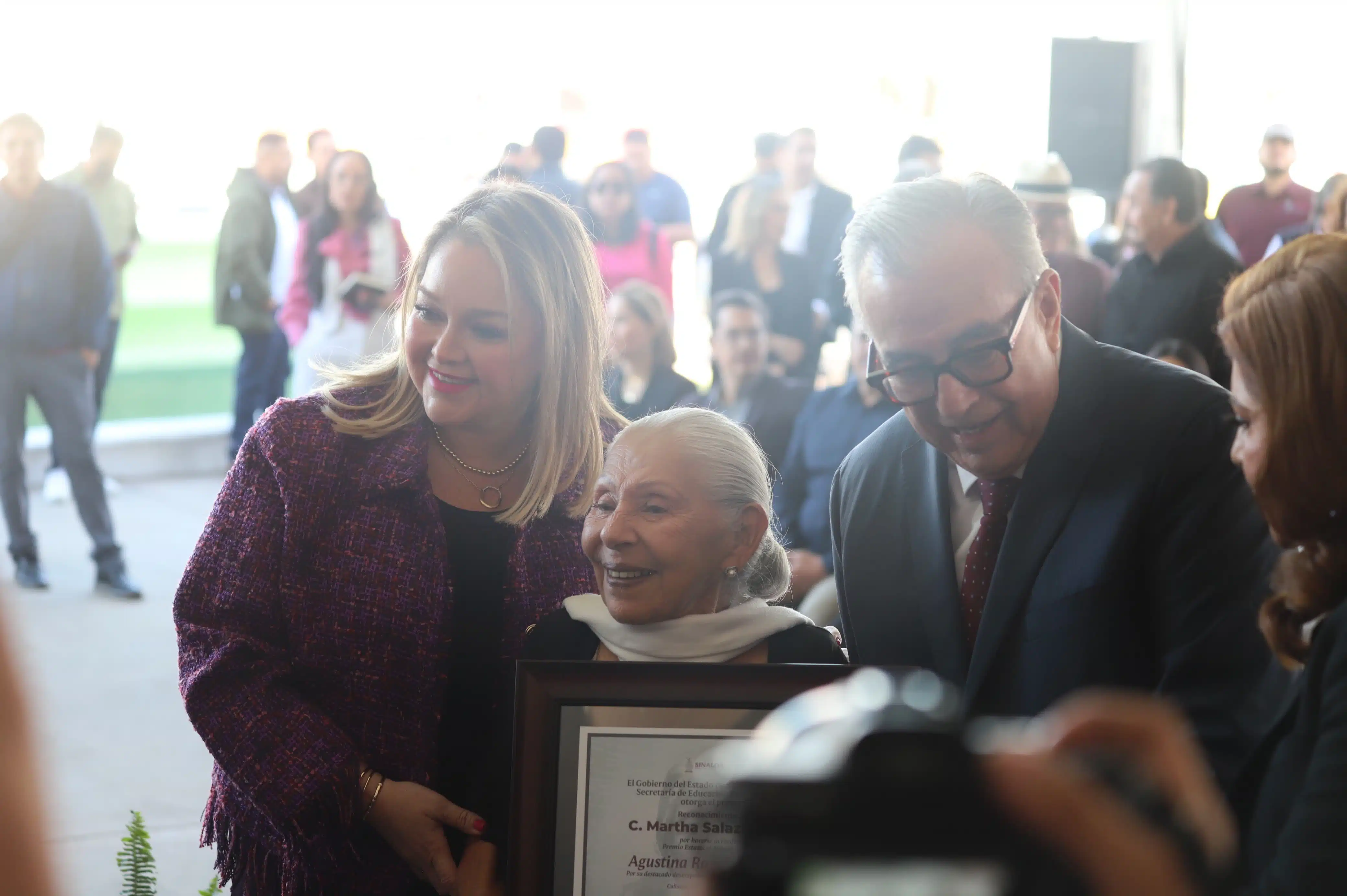 Entrega de reconocimiento a la actriz Martha Salazar