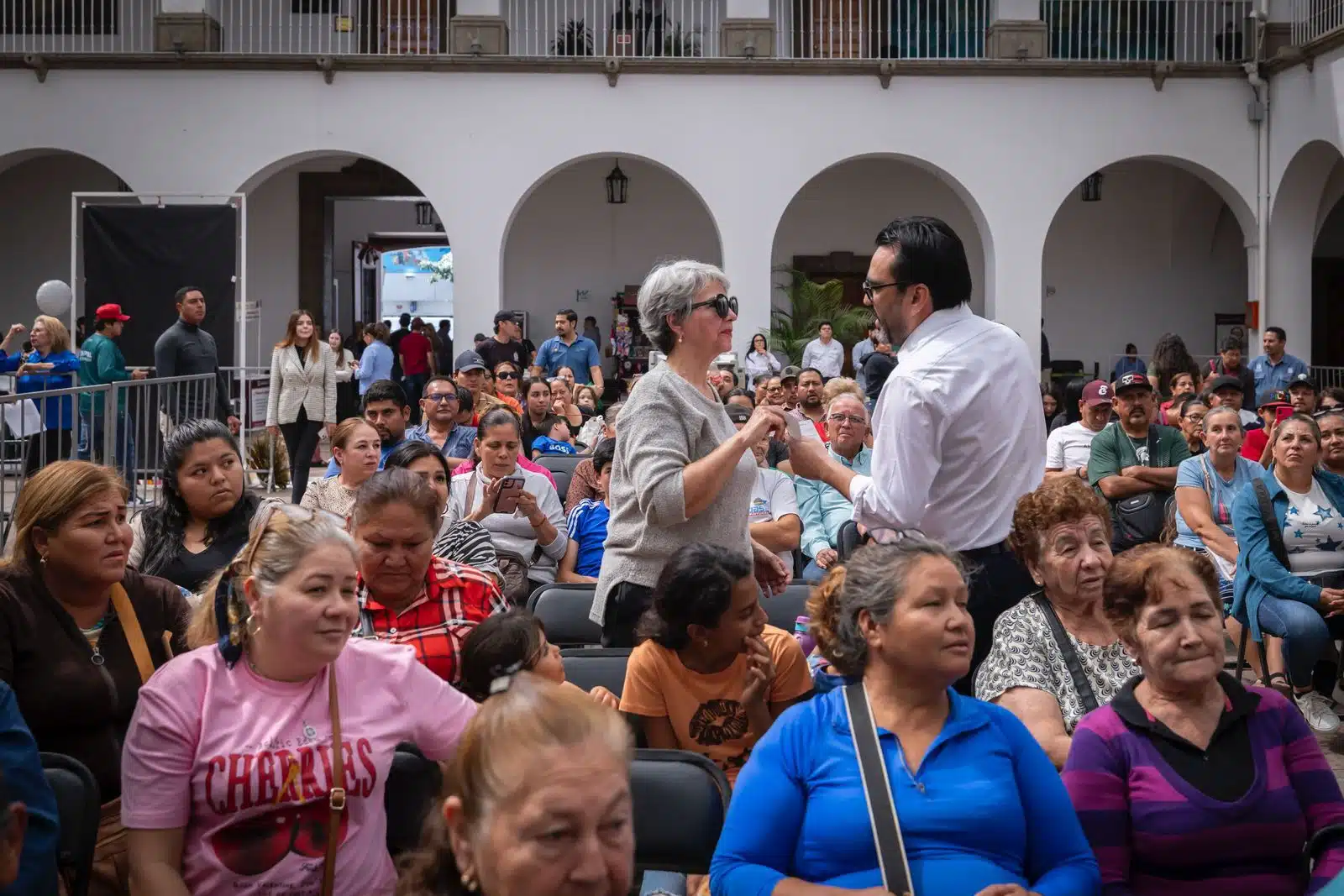 El alcalde de Culiacán, Juan de dios Gámez entrega un bono a una comerciante local