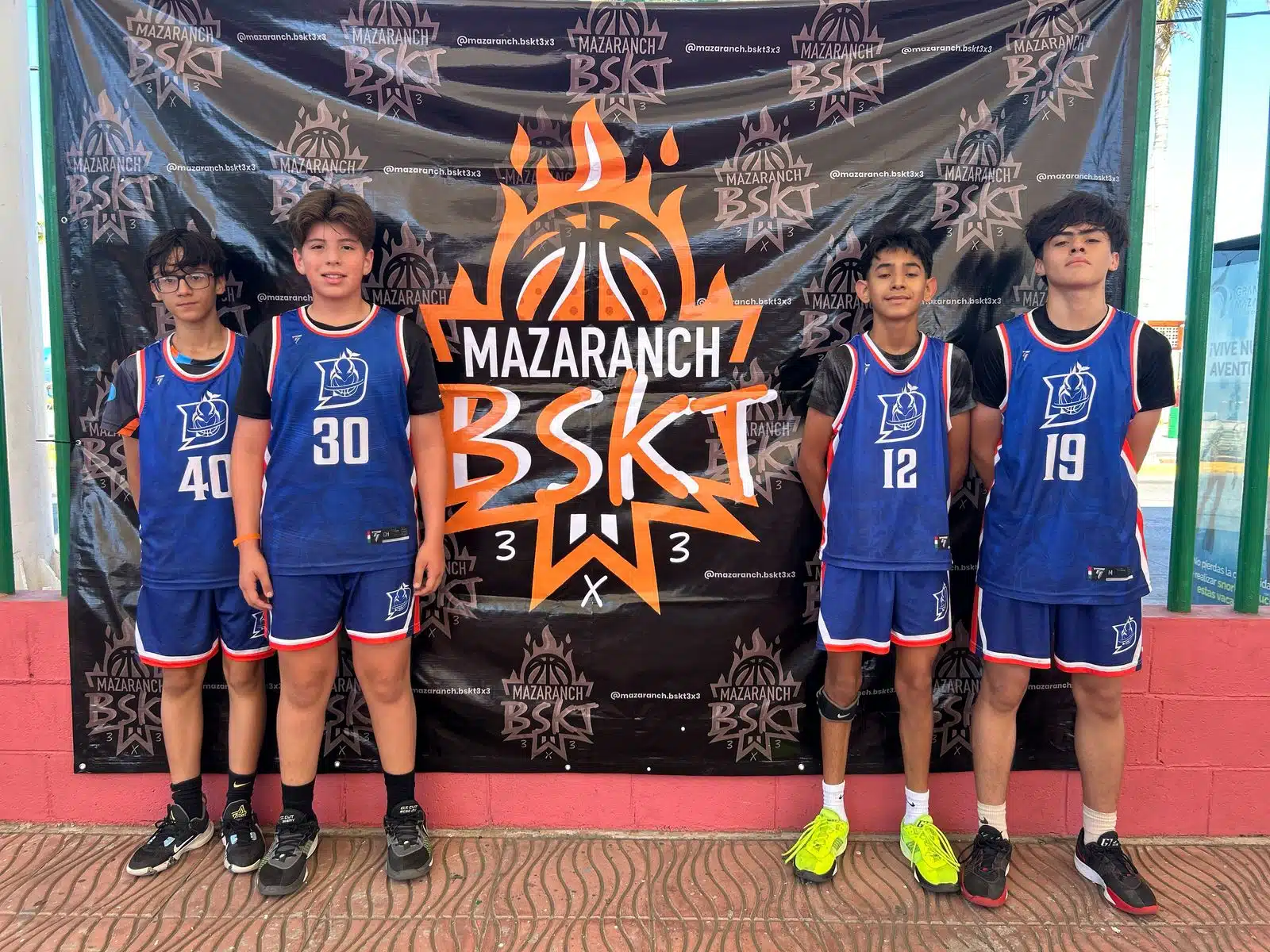 Jovencitos participando en la segunda edición del Torneo MazaRanch Basketball 3x3.