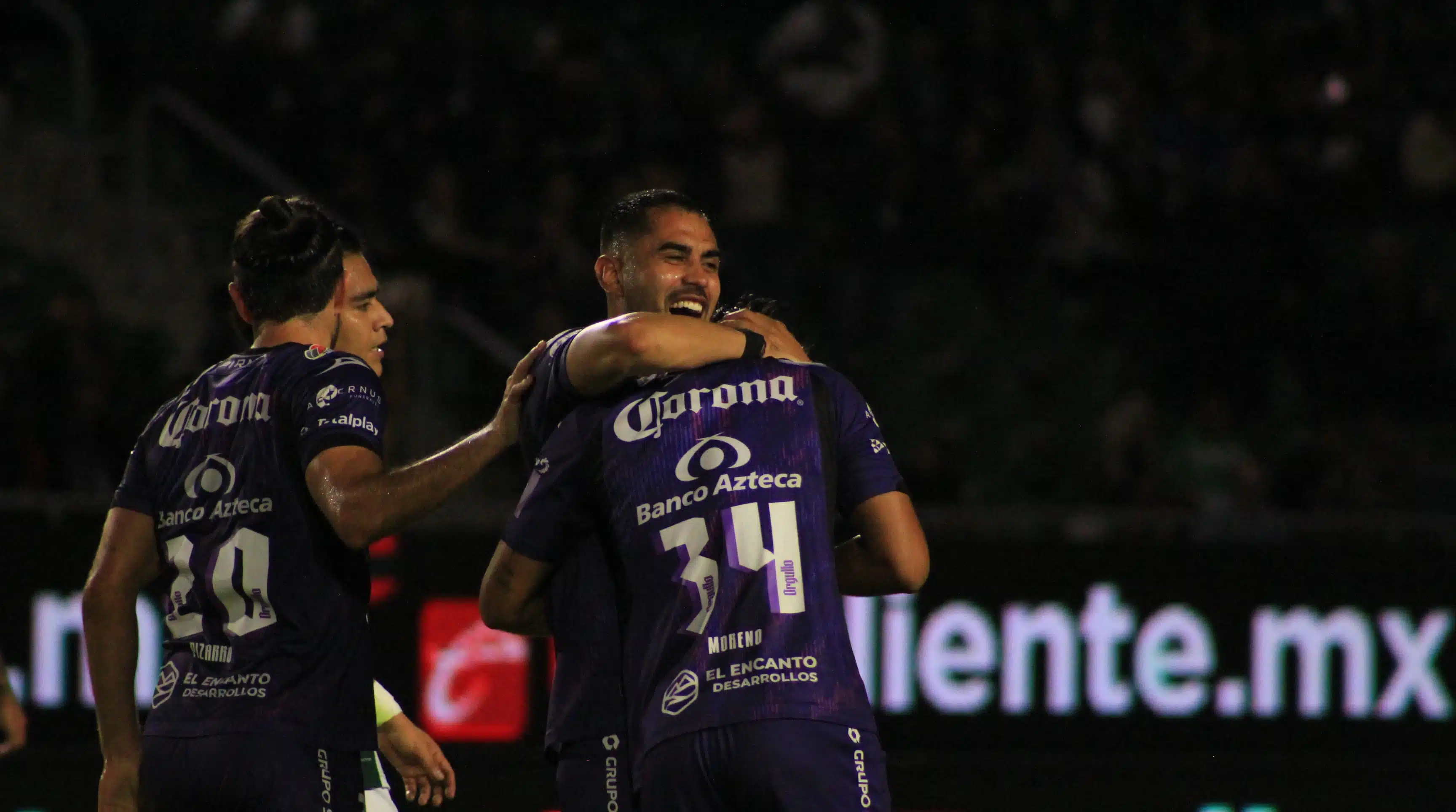 Jugadores de Mazatlán FC celebran victoria ante Santos Laguna