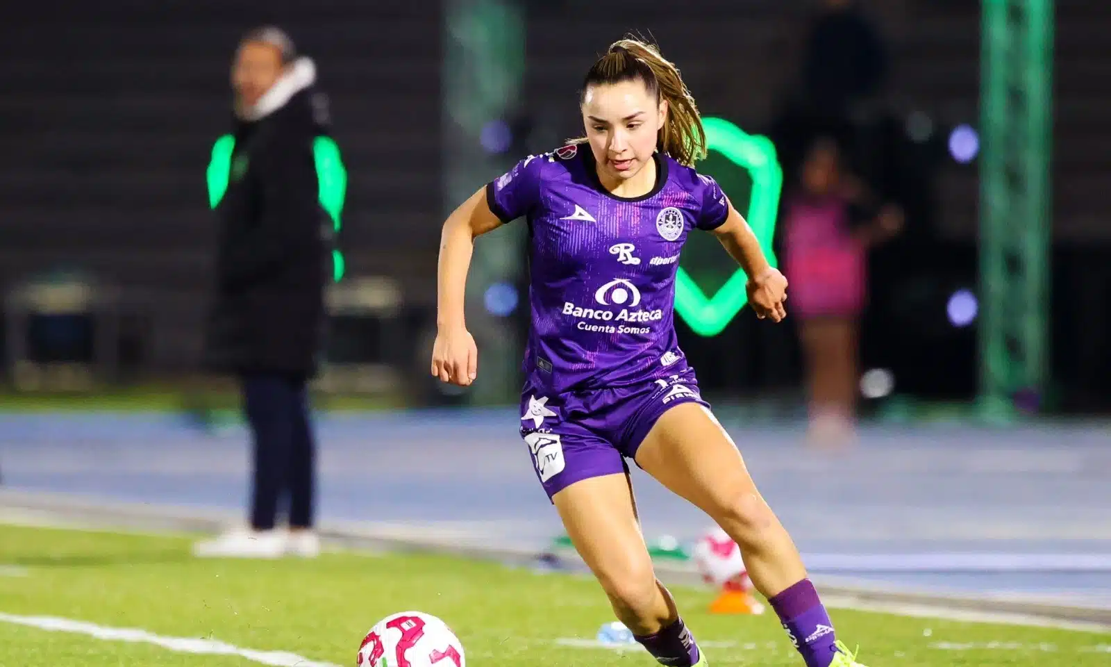 Jugadora del Mazatlán Femenil en la cancha.