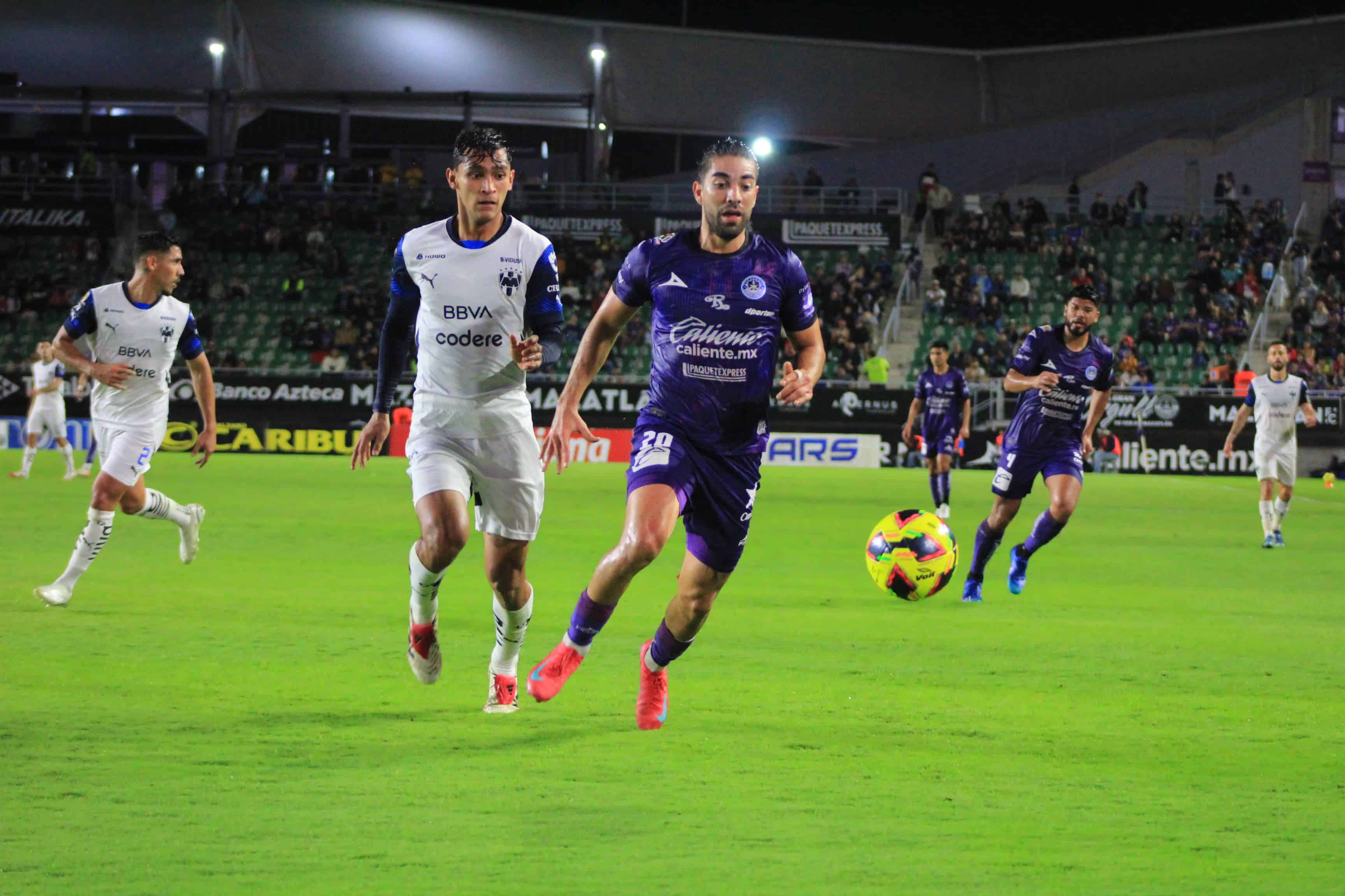 Jugadores de Mazatlán FC y Rayados de Monterrey