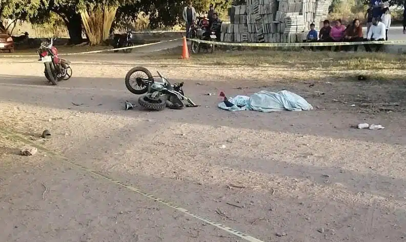 Zona acordonada donde yace el cuerpo del fallecido y la motocicleta en la que viajaba.