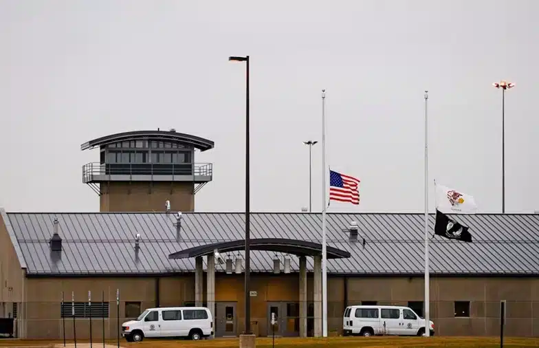 Estados Unidos envía el primer vuelo con migrantes detenidos a Guantánamo