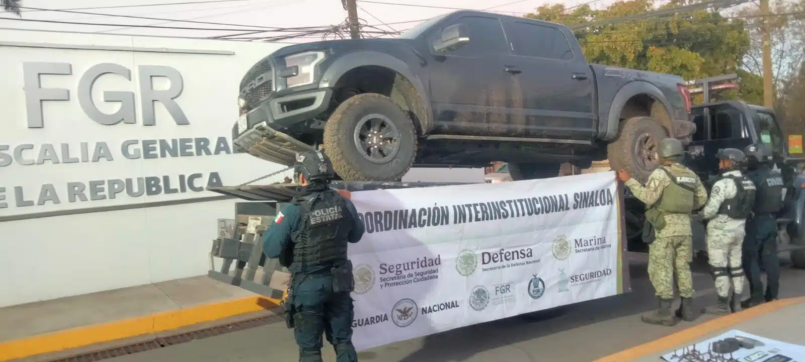 Militares aseguran una camioneta