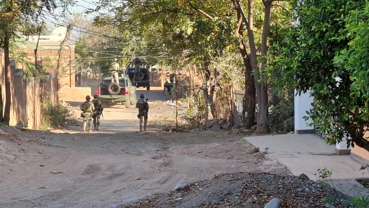 Militares recorren calles en zona de explosión en Culiacán