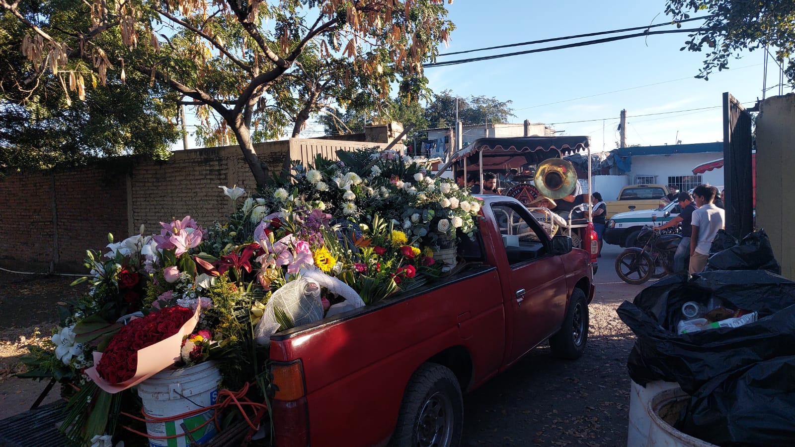 Entrega de flores a la misa de la menor de edad