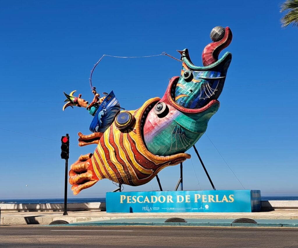 Monigote "Pescador de Perlas" en el malecón de Mazatlán.