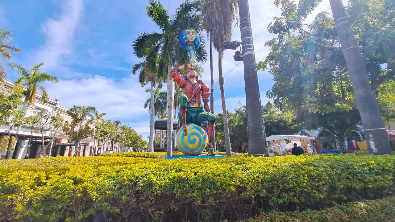 Monigote en la plazuela de Mazatlán.