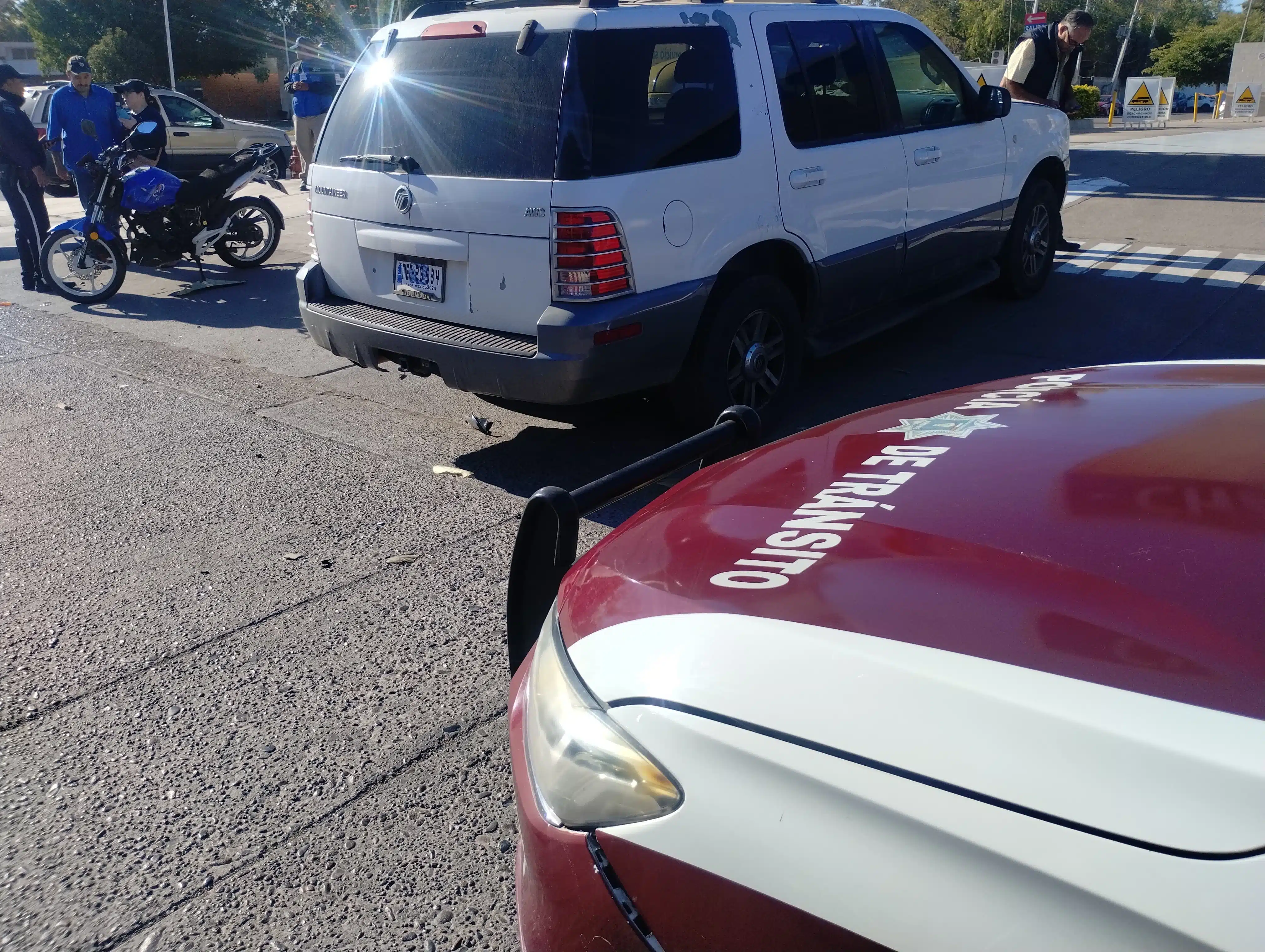 Motociclista choca contra una vagoneta en calles de Jardines del Sol en Los Mochis