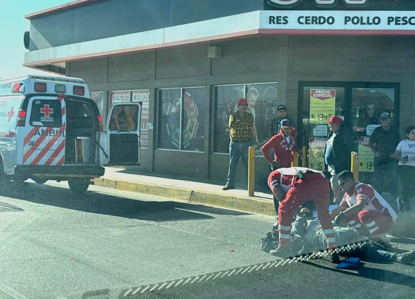 Motociclista sufre fracturas tras accidente automovilístico