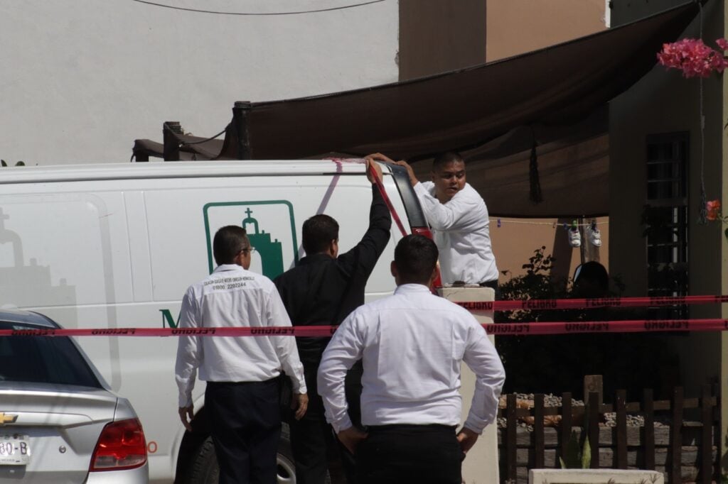 Personal funerario realizando el protocolo para el levantamiento de los cuerpos el día que ocurrió el trágico hecho.