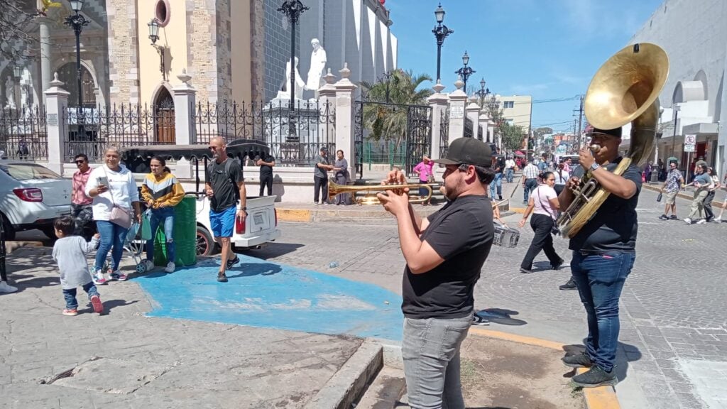 Músicos mazatlecos tocan en espacio público